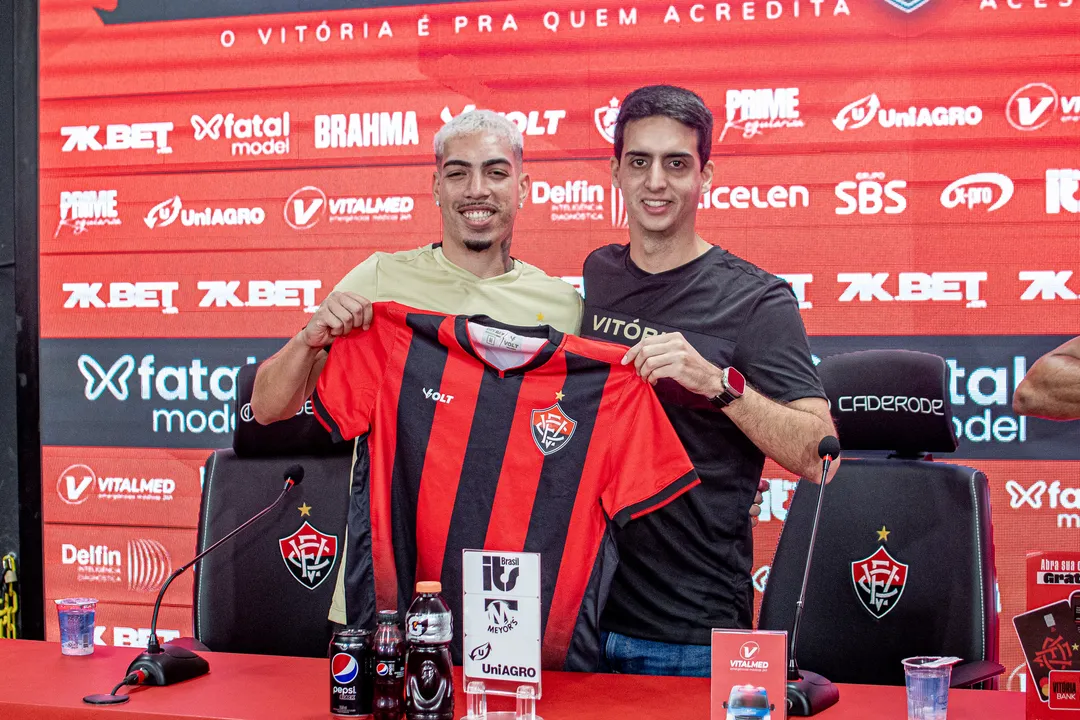 Hugo posa com a camisa do Vitória ao lado de Manoel Tanajura Neto, diretor de futebol do clube