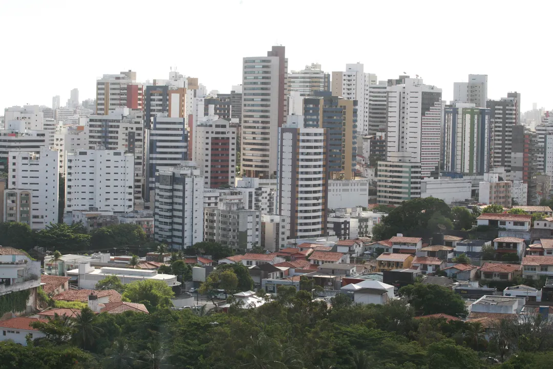 Vista aérea de imóveis no bairro de Caminho das Árvores