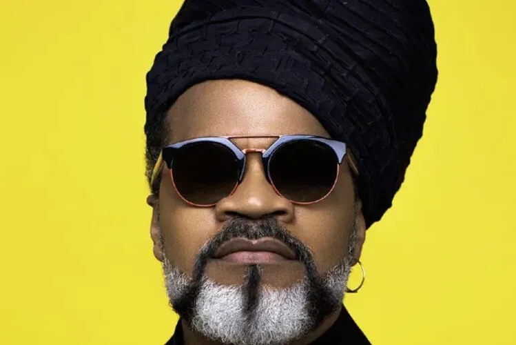 Carlinhos Brown comanda tradicional Enxaguada