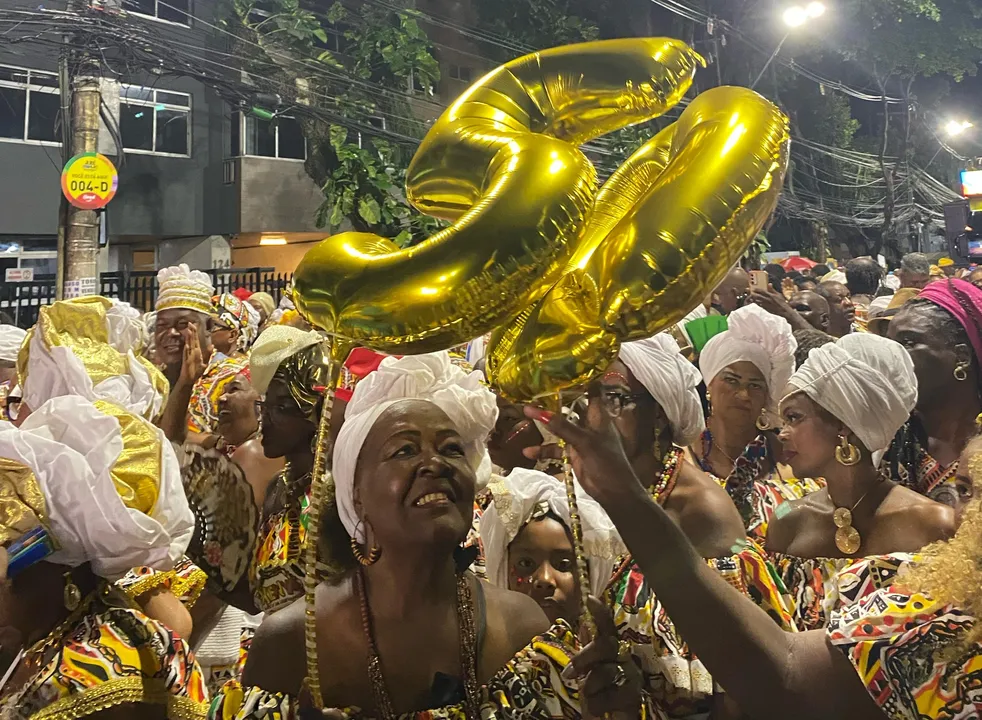 Desfile começou com atraso e teve início por volta das 22h