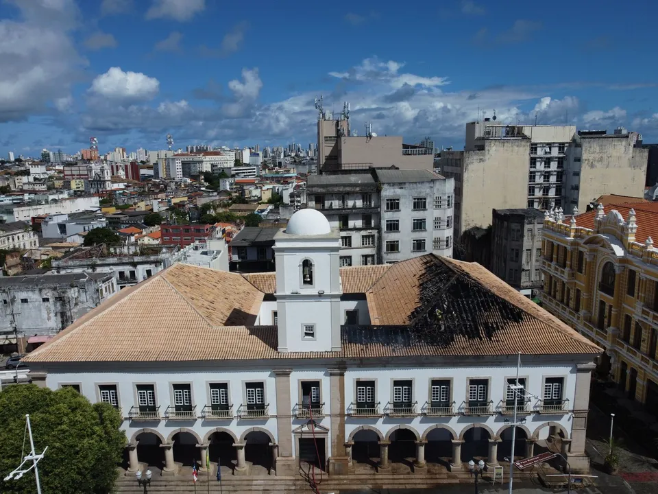 Parte do teto do prédio da Câmara de Salvador pegou fogo na tarde desta segunda-feira, 24