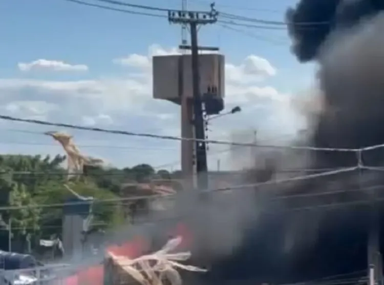 Fogo queimou caixas d'água e as chamas foram controladas pelo Corpo de Bombeiros