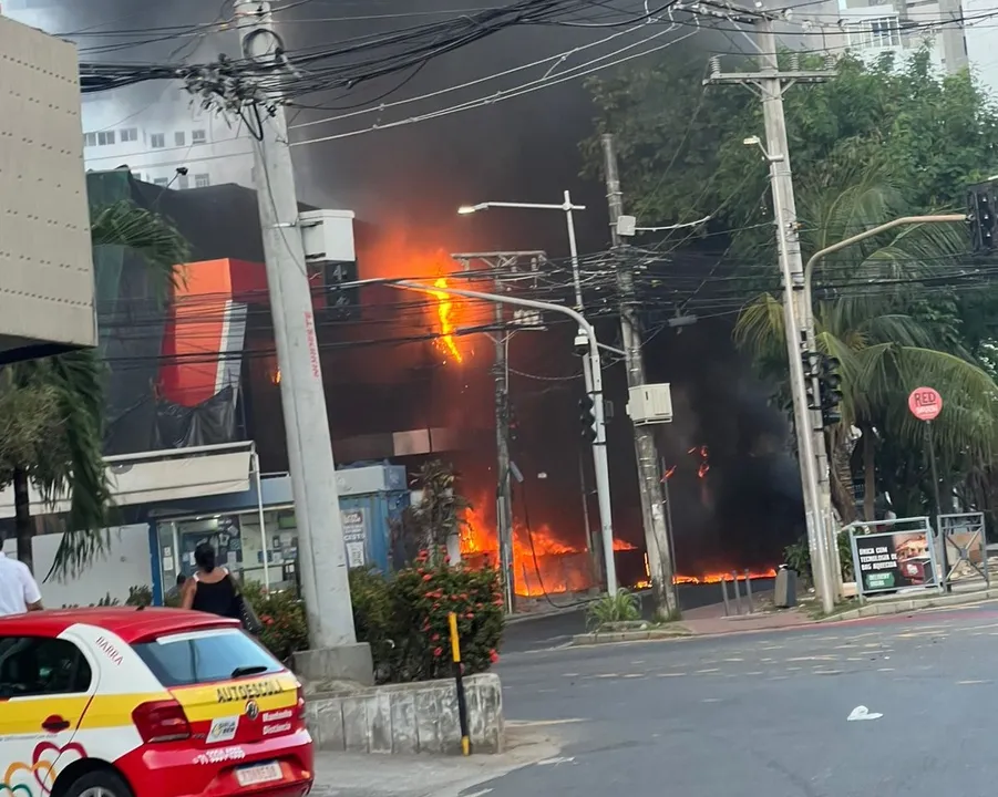 Imagem ilustrativa da imagem Incêndio atinge área externa de supermercado na Barra