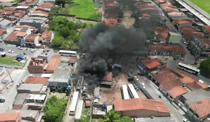 O fogo foi controlado por bombeiros militares