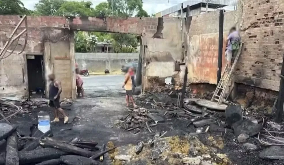 O fogo foi controlado por moradores da região, que usaram um carro-pipa