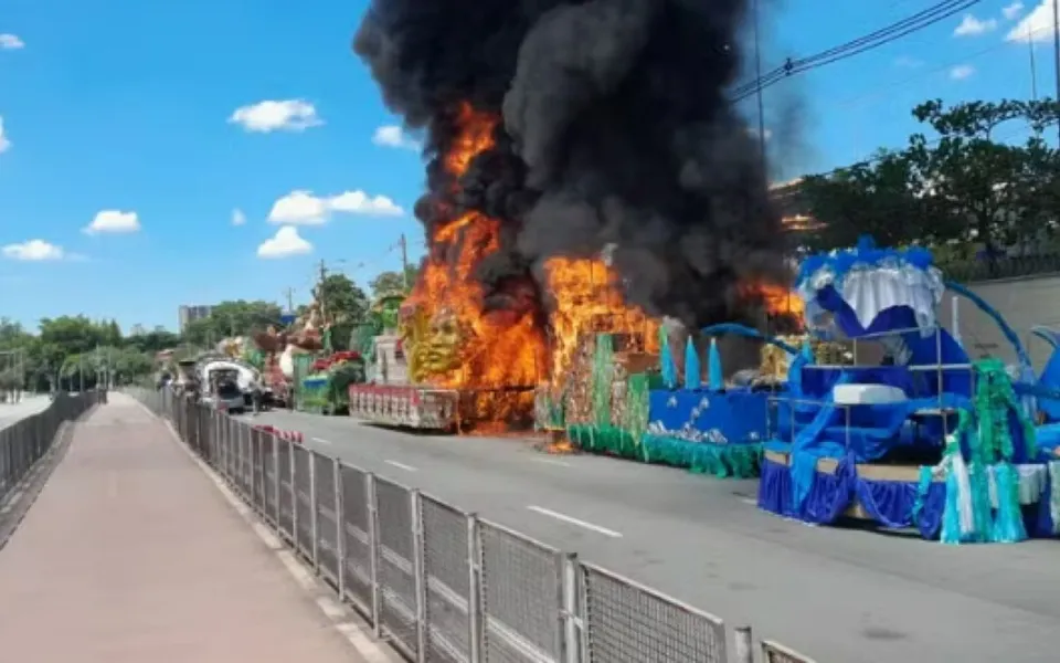 Imagem ilustrativa da imagem Incêndio destrói carros alegóricos de escolas de samba