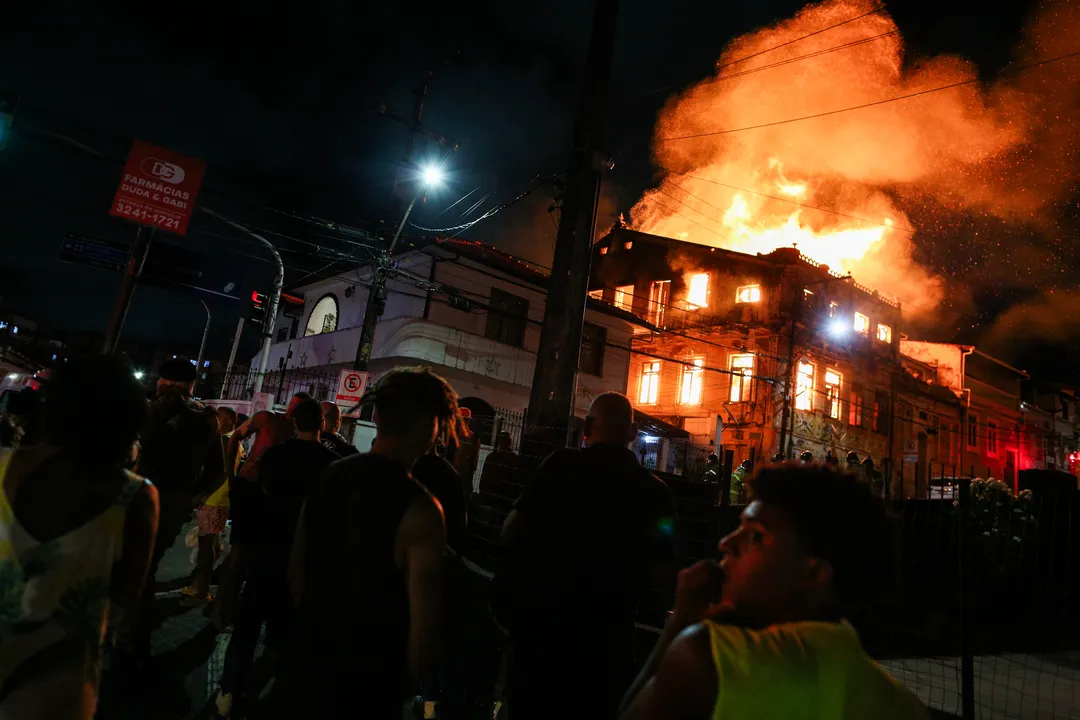 Incêndio que atingiu um casarão no bairro de Santo Antônio Além do Carmo, em Salvador