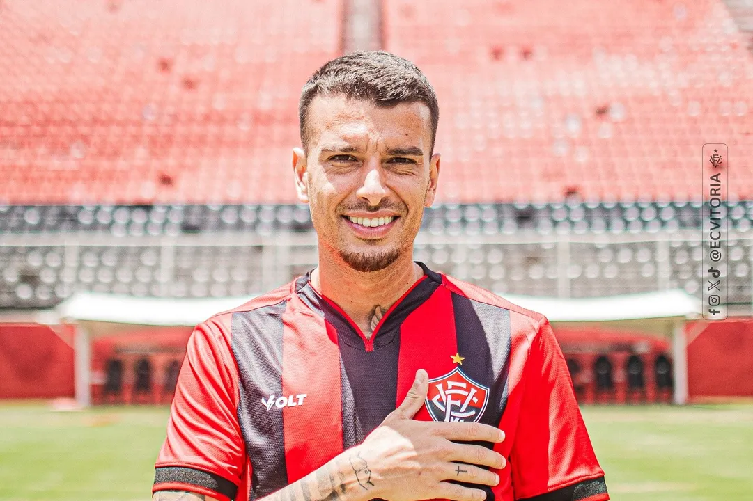 Bruno Xavier posa com a camisa do Vitória no Barradão