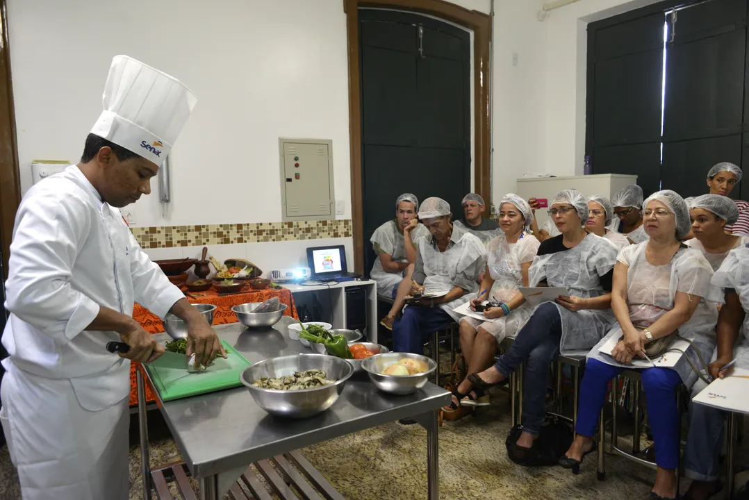 Entre as opções de cursos, está o de Gastronomia