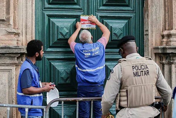 Prefeitura interdita igreja de São Francisco de Assis após desabamento de teto