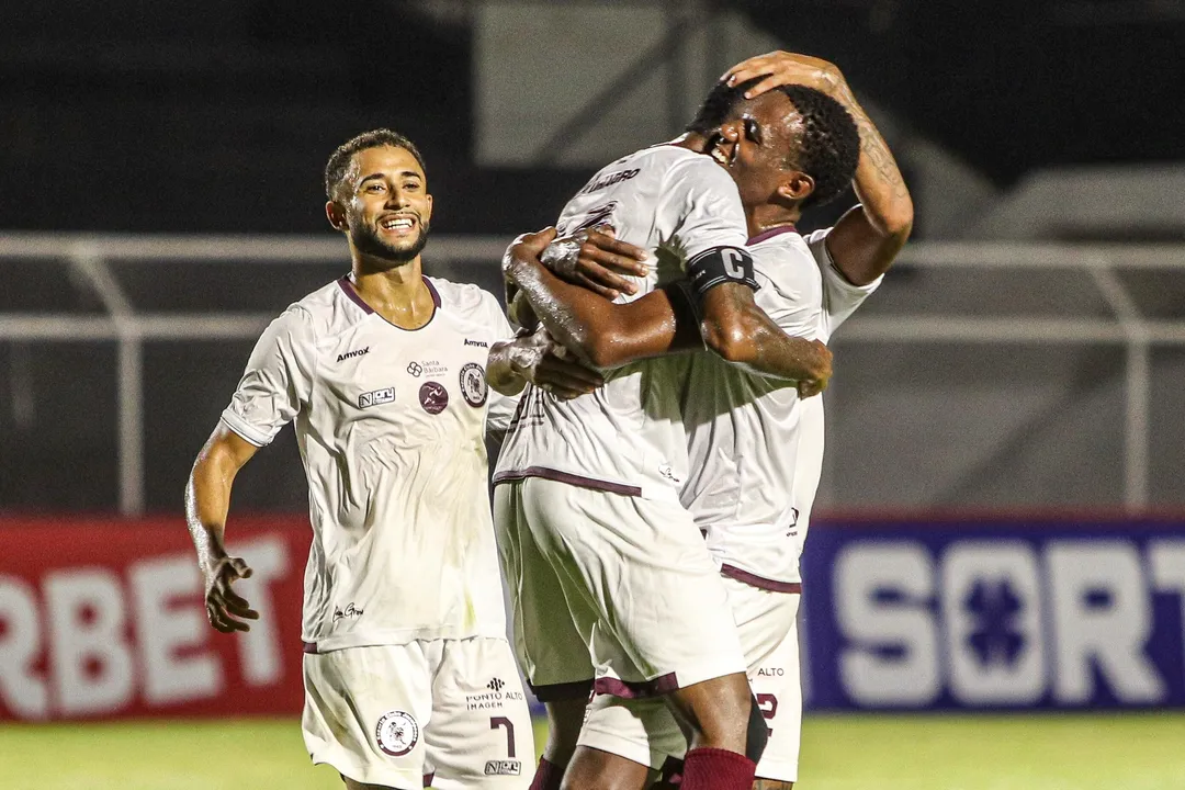 Jogadores do Jacuipense comemorando gol