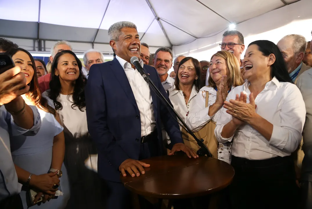 Jerônimo durante entrega de ônibus no escolares