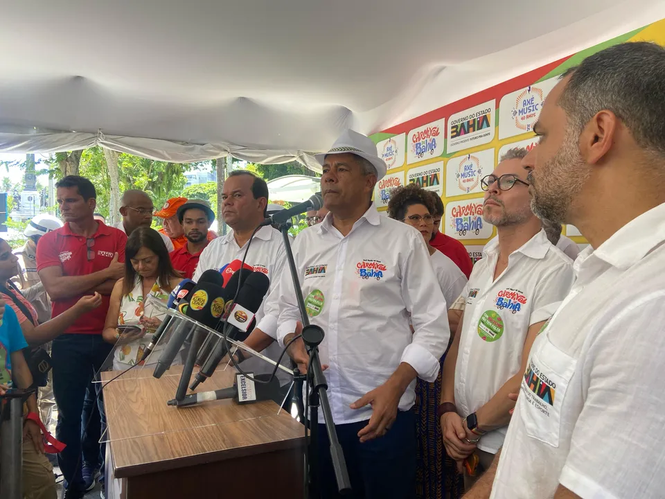 Jerônimo Rodrigues no centro, vice-governador, Geraldo Junior à esquerda e na direita o secretário de cultura, Bruno Monteiro, em coletiva de imprensa na manhã deste domingo, 2