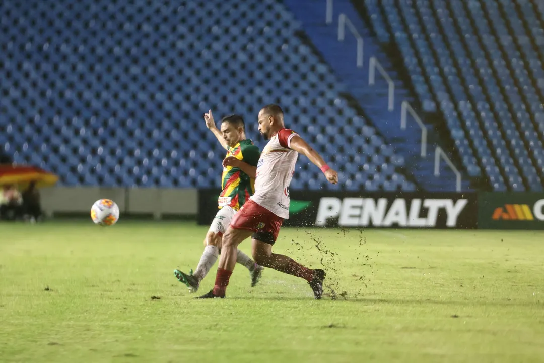 Juazeirense superou o campo pesado e a pressão do Sampaio Corrêa para vencer a primeira na Copa do Nordeste