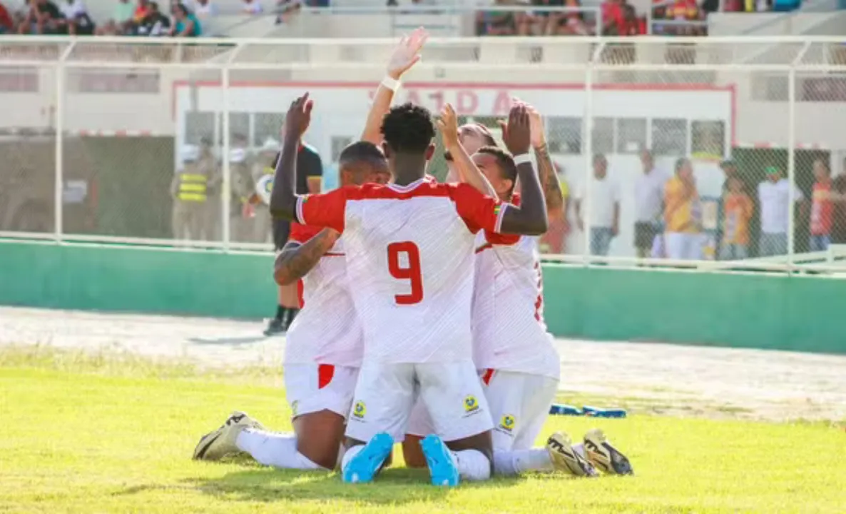 Jogadores comemorando gol da Juazeirense diante do ASA