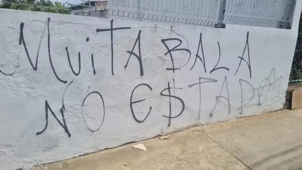 Muro da unidade foi pichado com a frase ameaçadora "Muita bala no Estado"