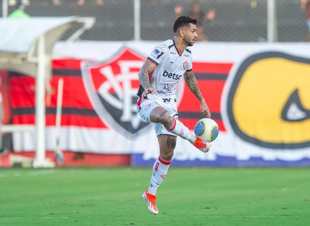 Willean Lepo em ação com a camisa do Vitória