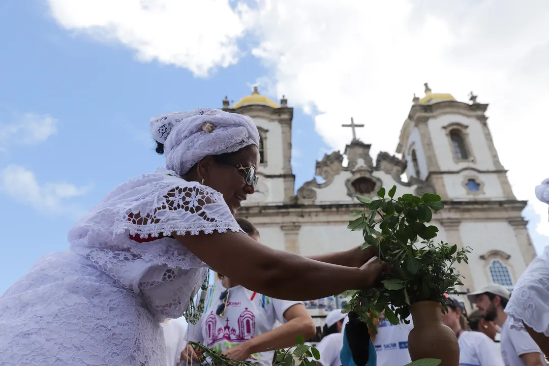 Ápice da comemoração acontece quando as escadarias e o átrio da igreja são lavadas por cerca de 200 baianas vestidas de trajes típicos