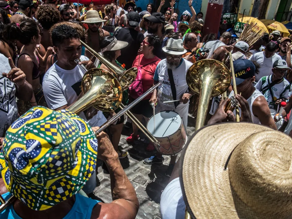 Após o duelo, que premia o grande vencedor com R$ 1.000, tem o show de samba da banda Pegada Retrô