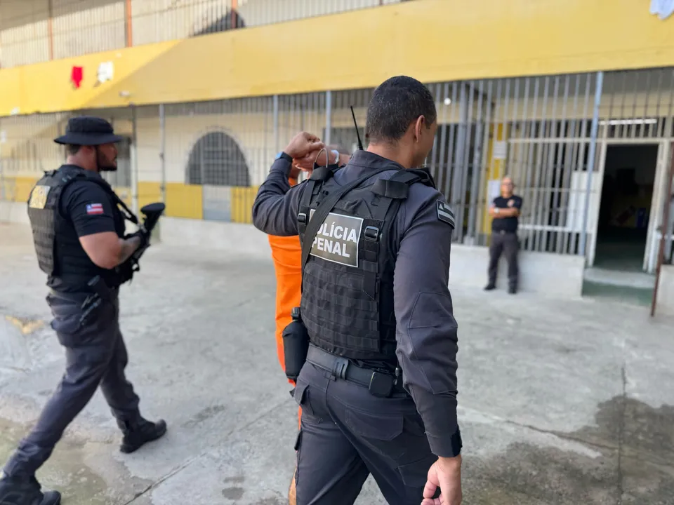 Policiais penais fizeram a transferência de lideranças criminosas