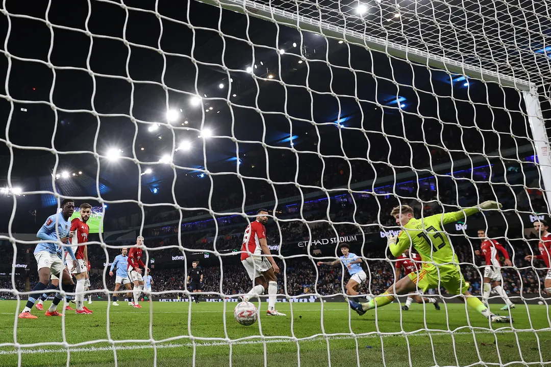 City não tomou conhecimento do Salford City, da quarta divisão inglesa