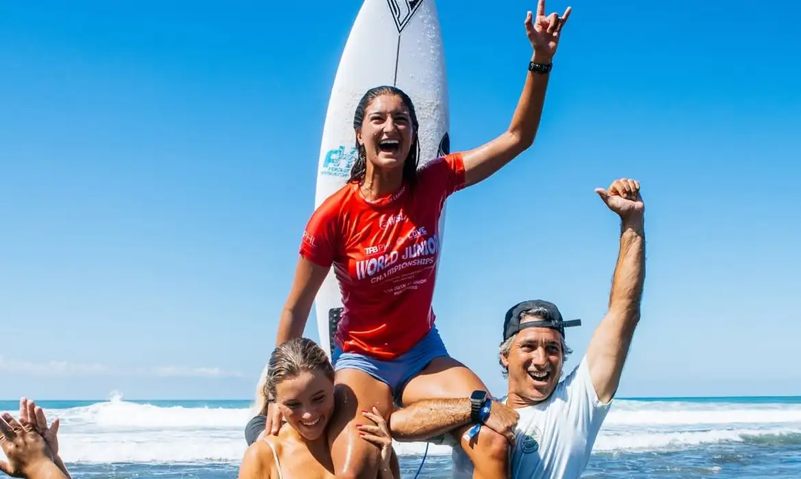 Imagem ilustrativa da imagem Luana Silva bate japonesa e fatura título do Mundial Júnior de Surfe