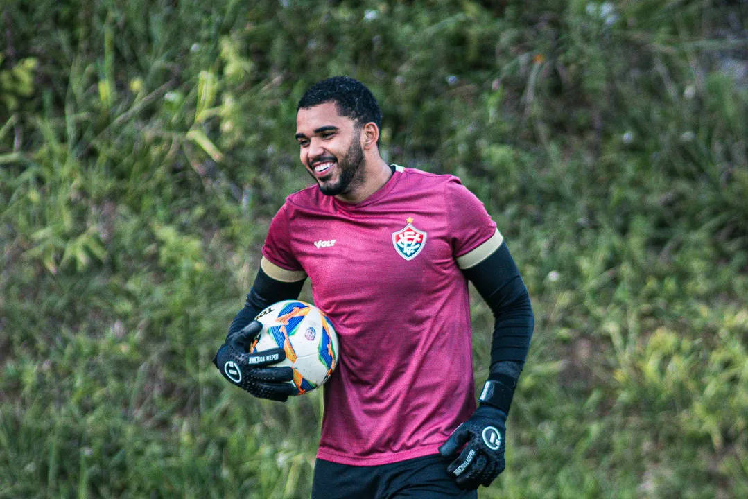 Lucas Arcanjo em treino do Vitória