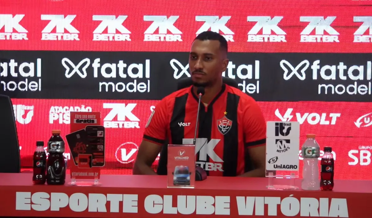 Atacante Lucas Braga durante apresentação no Vitória