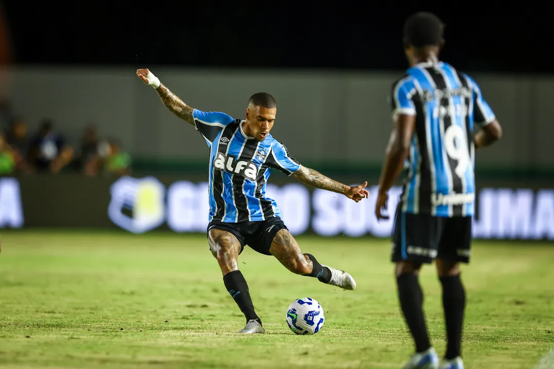 Lucas Esteves durante estreia pelo Grêmio