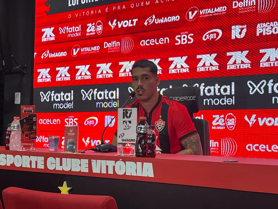 Lucas Halter durante apresentação na sala de imprensa do Barradão