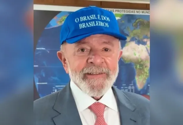 Lula apareceu com um boné estampado com a frase “O Brasil é dos brasileiros”