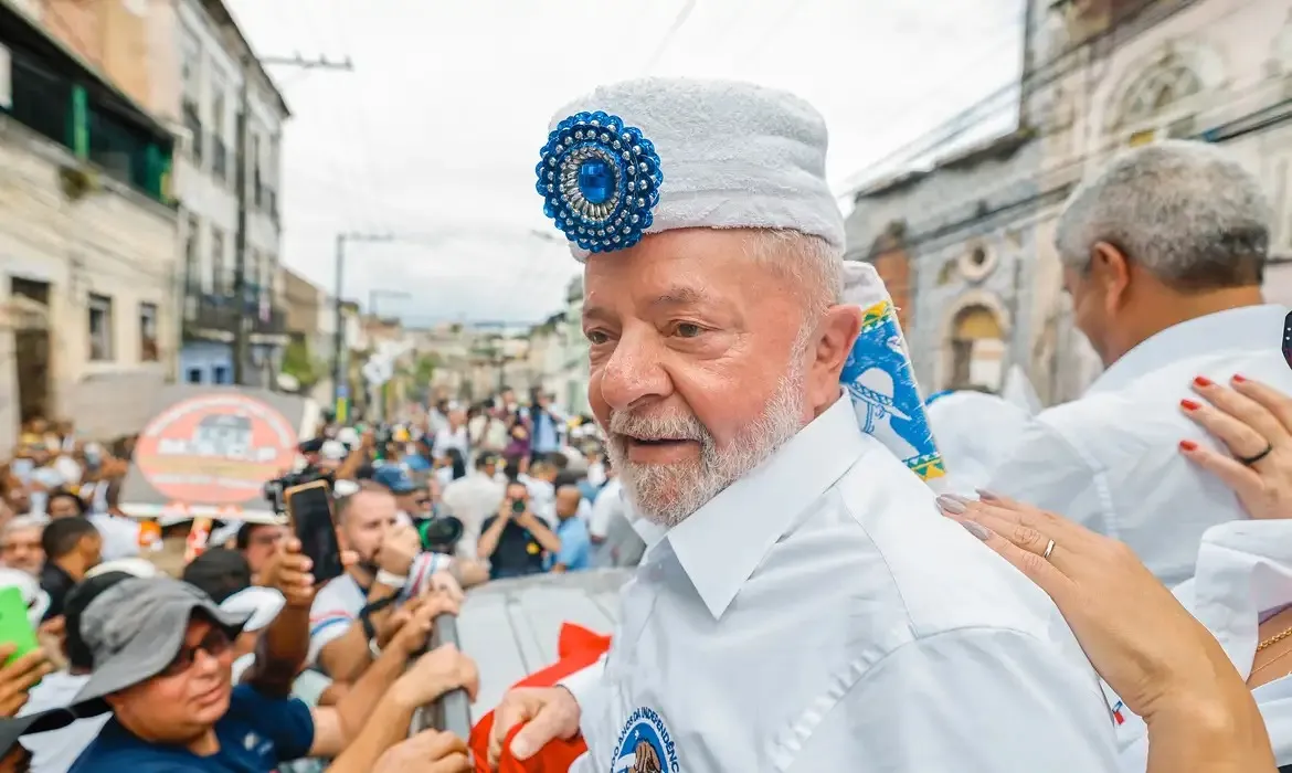 Lula durante comemoração de 2 de Julho na Bahia, com adereço dos Filhos de Gandhy