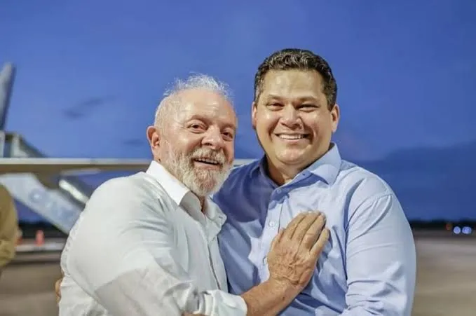 Alcolumbre recebe os parabéns de Lula