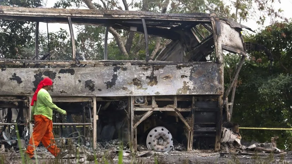 Imagens divulgadas mostram o ônibus completamente destruído pelo fogo após a colisão