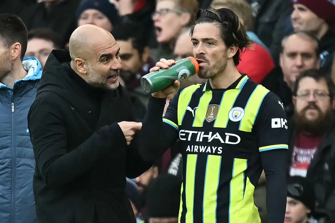 Guardiola conversa com Grealish a beira do gramado