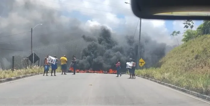 Protesto aconteceu em Lauro de Freitas