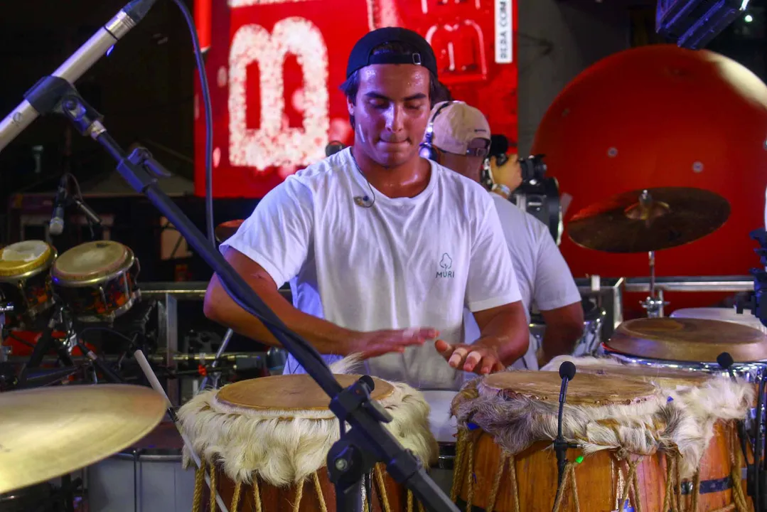 Marcelo Sangalo na percussão