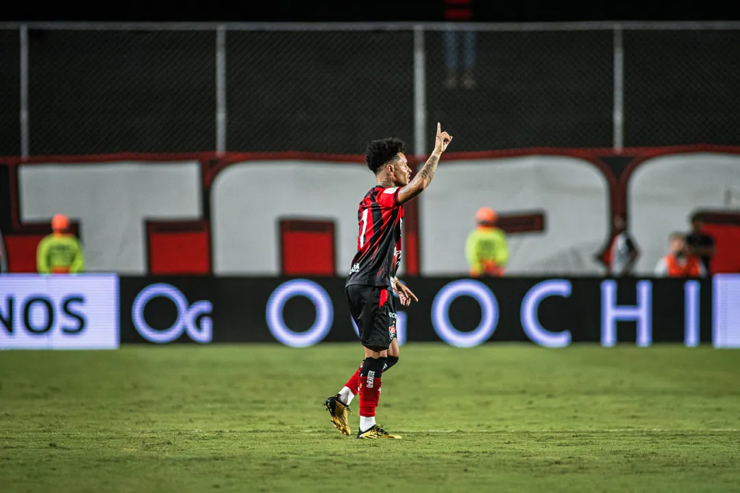 Matheusinho comemorando gol