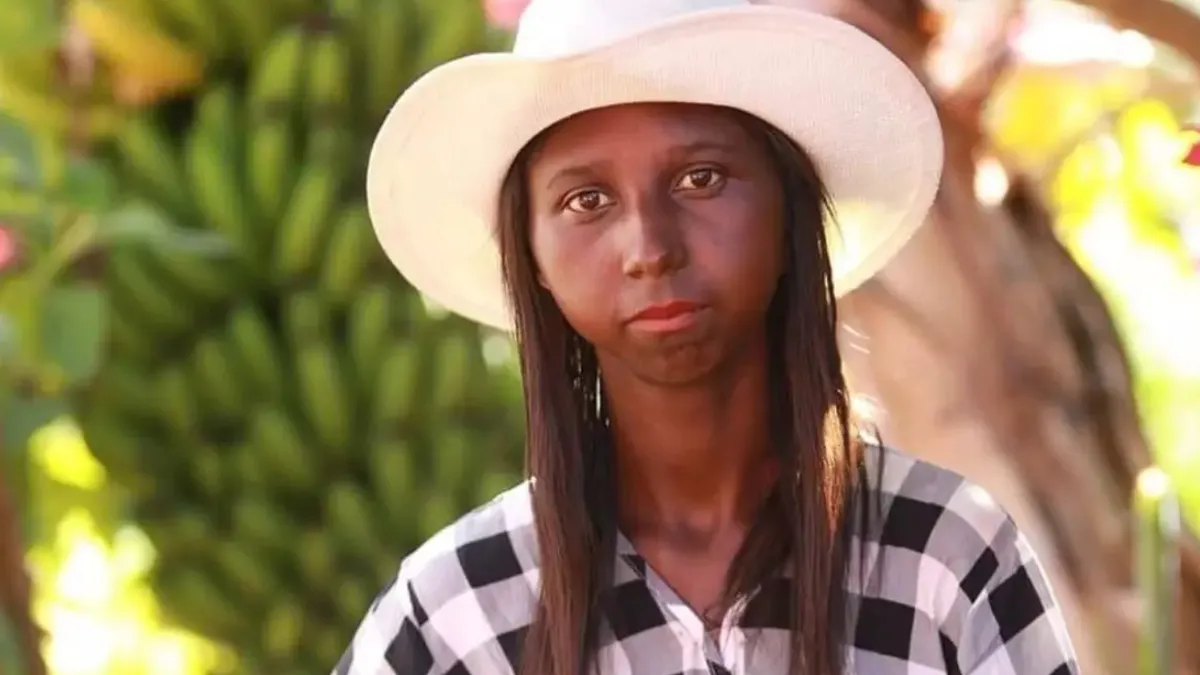 Menina da Bota voltou a aparecer nas redes