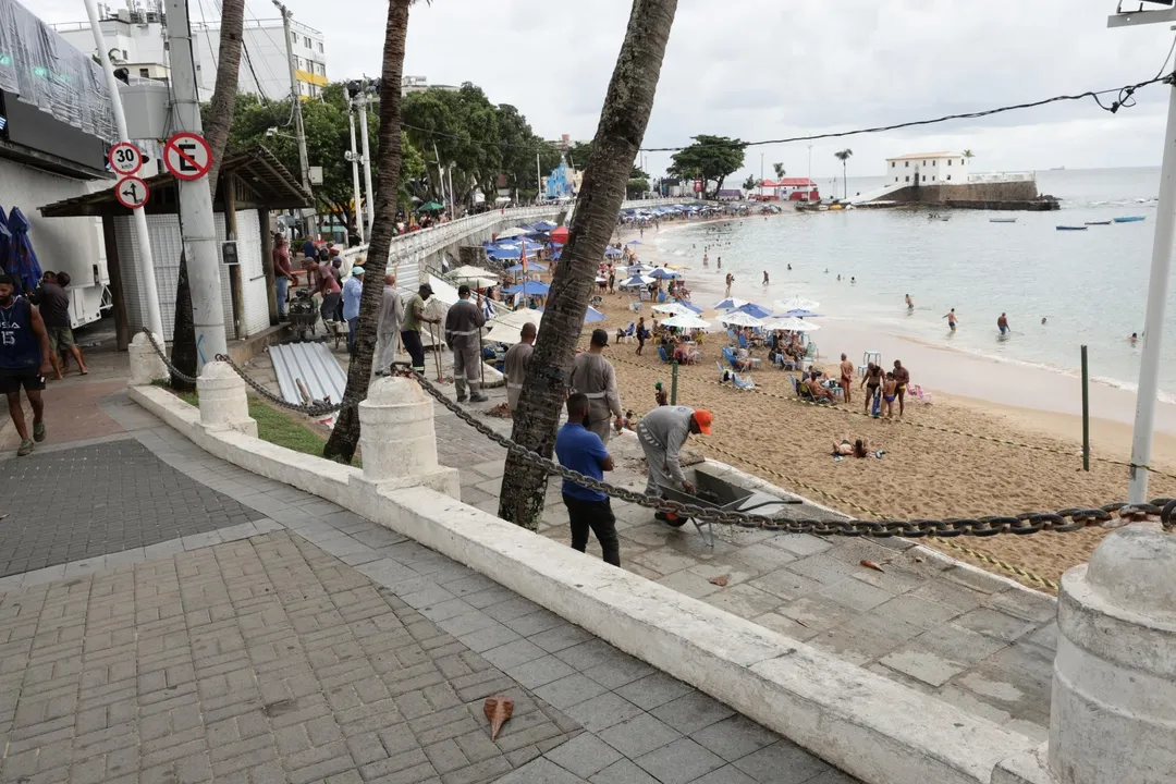 Operários realizam reparos na balaustrada que desabou no Porto da Barra