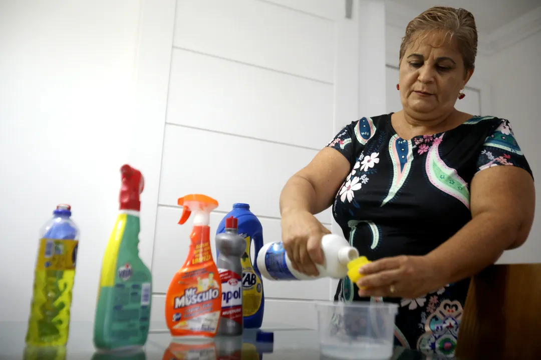 Manipulação de produtos de limpeza deve ser feita de acordo com as orientações estritas do fabricante