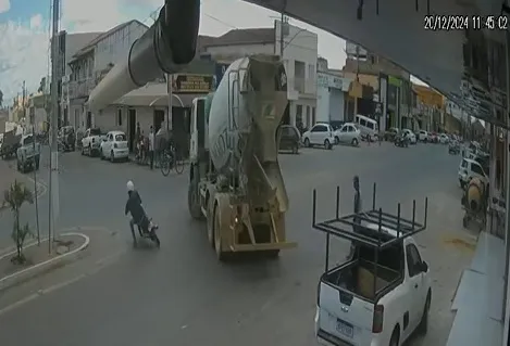 Imagem ilustrativa da imagem Motociclista morre ao bater em caminhão betoneira na Bahia