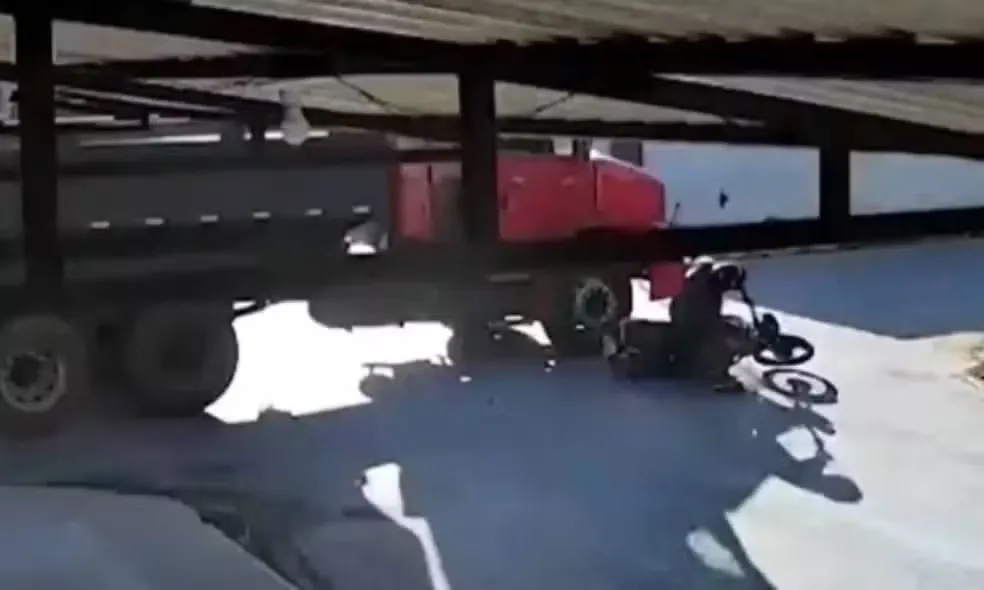Câmeras de segurança mostram o exato momento em que o jovem é atropelado pelo veículo maior
