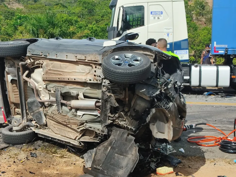 Carro bateu de frente com carreta