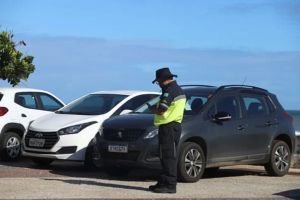 Agente da transalvador fazendo fiscalização no estacionamento da Praça Colombo - Rio Vermelho