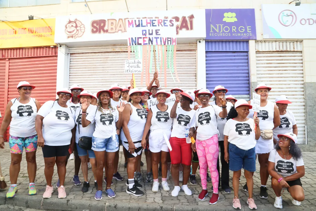 Grupo é formado por mulheres que fazem aulas de zumba