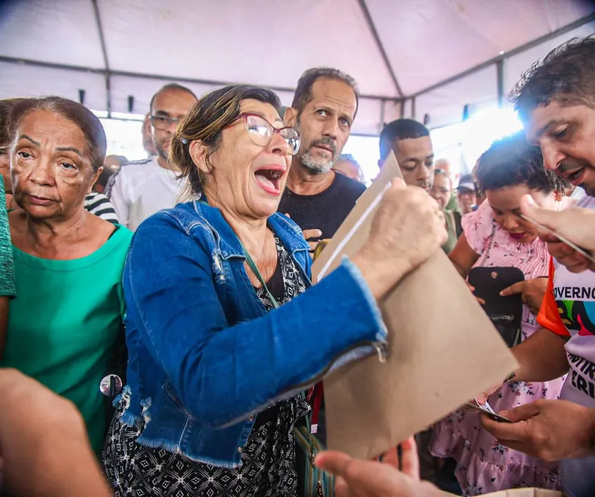 Avaní comemora a conquista da escritura que vai garantir a posse da casa onde mora