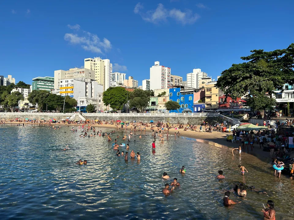 Praia do Porto da Barra sem cadeiras e sombreiros alugados pelos ambulantes