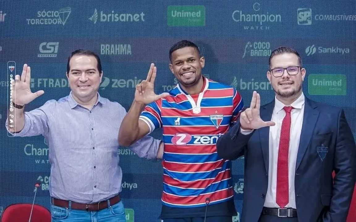 Marcelo Paz ao lado do atacante Júnior Santos em apresentação no Fortaleza