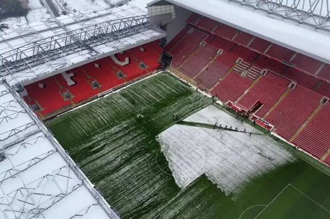 Imagem ilustrativa da imagem Neve ameaça clássico entre Liverpool e Manchester United; entenda